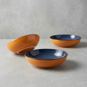 Cuenco de cerámica naranja y blanco con interior azul, rayas y borde marrón