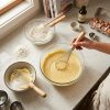 Batidor de Mano con Mango de Madera Clara | Utensilio de Cocina Clásico