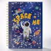 CUAD-A5-HOJAS-RAYA-SPACE_1.jpg.jpeg Cuaderno A5 Anillado con Hojas a Rayas – Portada Rígida del Espacio con Purpurina