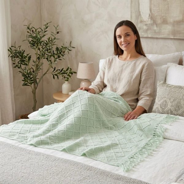 Manta Tejida Verde Claro con Flecos | Calidez y Estilo Decorativo