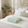Manta Tejida Verde Claro con Flecos | Calidez y Estilo Decorativo