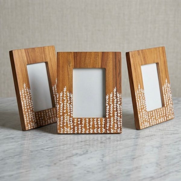 PMF-001_3.jpg Portaretratos de madera pintado en blanco con flores finas | Marco decorativo elegante