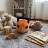 PN-001_2.jpg Peluche Naranja y Negro con Nariz Gris – Muñeco de Felpa Suave para Niños y Regalo