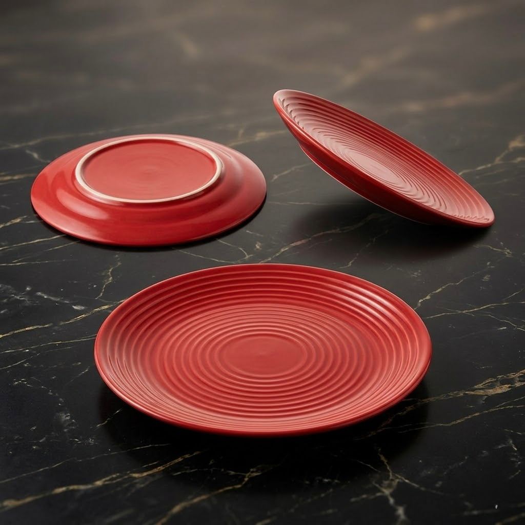 Plato de cerámica rojo con rayas oscuras