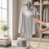 Centro de Planchado Vertical a Vapor STEAMIQ – Vaporizador de Ropa con Soporte Ajustable