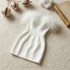 Vestido Blanco Corto de Mujer con Escote Pluma Elegante y Ajustado