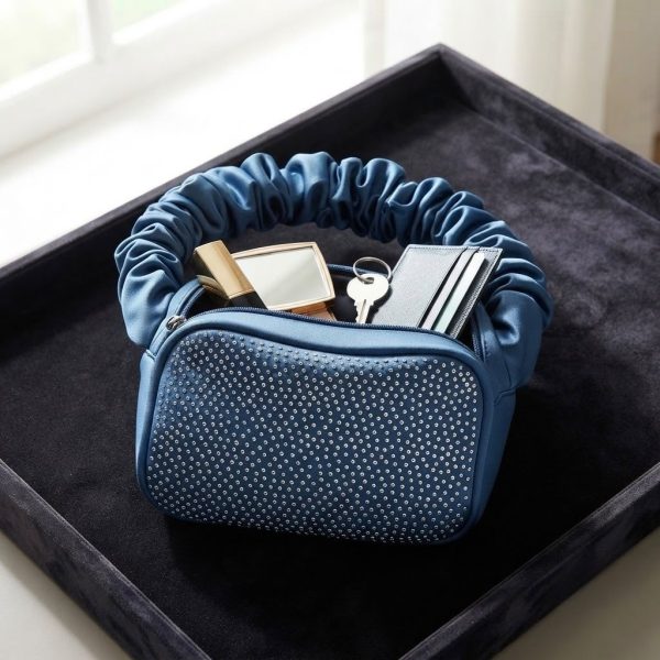 BDMACB-001_2.jpg Bolso de Mano Azul con Brillos y Asa Fruncida – Bolso Elegante para Mujer