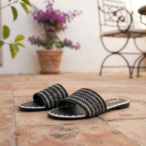 SFNCE-001_2.jpg Sandalias Planas de Mujer Negras con Banda Multicolor – Sandalias Cómodas de Verano con Diseño Étnico