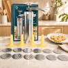 Prensa para galletas Grünberg con accesorios Prensa manual para galletas Grünberg con discos, boquillas y galletas de diferentes formas.