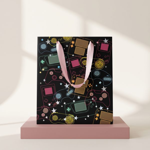 Bolsa de regalo gamer sobre base rosa