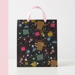 Bolsa de regalo gamer negra con mandos de colores y asas de cinta rosa