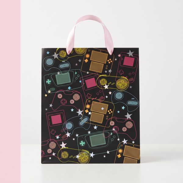 Bolsa de regalo gamer negra con mandos de colores y asas de cinta rosa