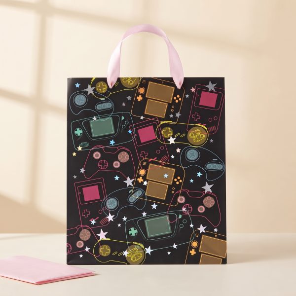 Bolsa de regalo gamer sobre fondo crema