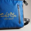 Bolsa impermeable enrollable Salt Life con correa – Azul