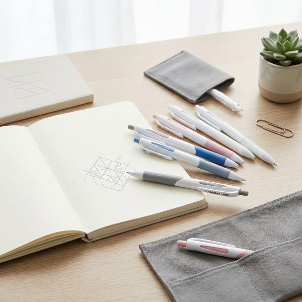 Bolígrafos gel 0,5 mm sobre escritorio con cuaderno