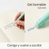 Bolígrafos gel borrables 0,5 mm en uso Mano escribiendo con bolígrafo de gel borrable 0,5 mm