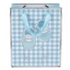 Bolsa de regalo azul con cuadros blancos, patucos, asas de cinta y detalles plateados