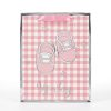 Bolsa de regalo rosa con cuadros blancos, patucos, asas de cinta y detalles plateados