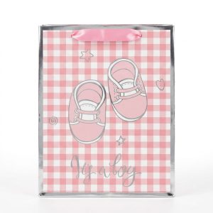 Bolsa de regalo para bebé rosa con patucos Bolsa de regalo rosa con cuadros blancos, patucos, asas de cinta y detalles plateados