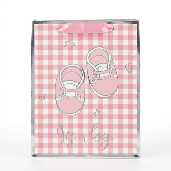 Bolsa de regalo rosa con cuadros blancos, patucos, asas de cinta y detalles plateados