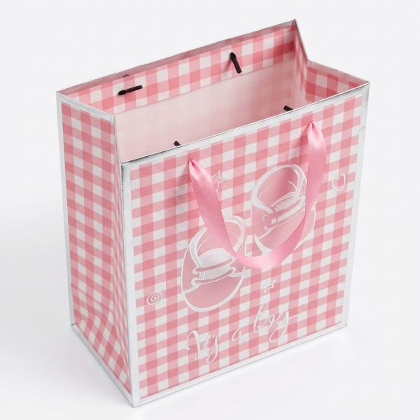 Vista del interior y los pliegues laterales de la bolsa de regalo rosa para bebé
