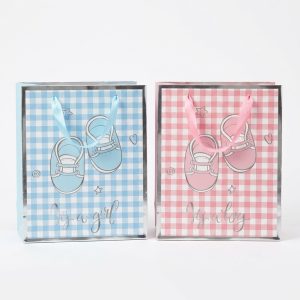 Bolsas de regalo para bebé rosa y azul con cuadros, dibujos de patucos y asas de cinta