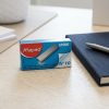 Caja de 1000 grapas Maped número 10 junto a un cuaderno