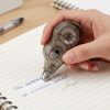 Corrector TOONYOS en uso sobre un cuaderno