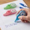 Corrector azul en uso sobre papel