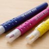 Primer plano del agarre ergonómico perforado de los rotuladores de colores