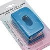 Detalle de la perforadora azul y su envase, que indica dos agujeros y capacidad para diez hojas