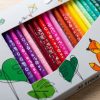 Colores y estampados blancos de los rotuladores Maker dentro de su caja