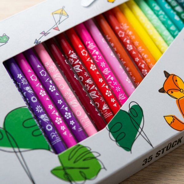 Colores y estampados blancos de los rotuladores Maker dentro de su caja