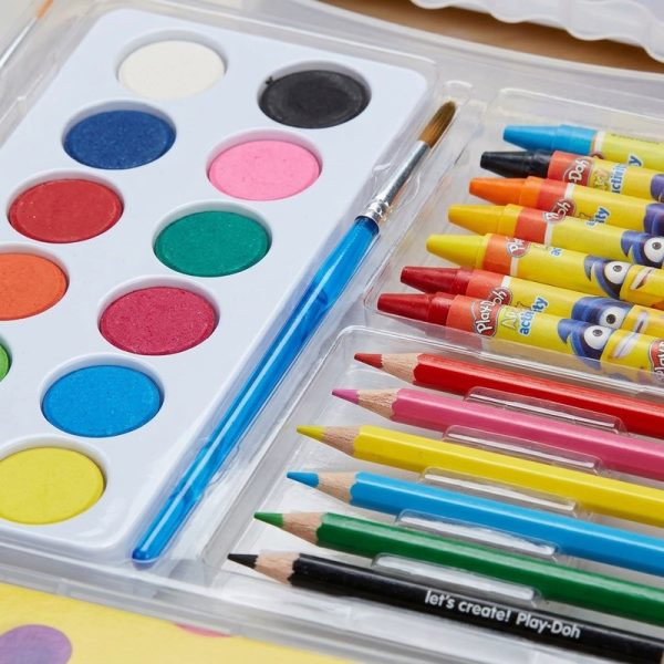 Detalle de las acuarelas, el pincel, las ceras y los lápices del set Play-Doh