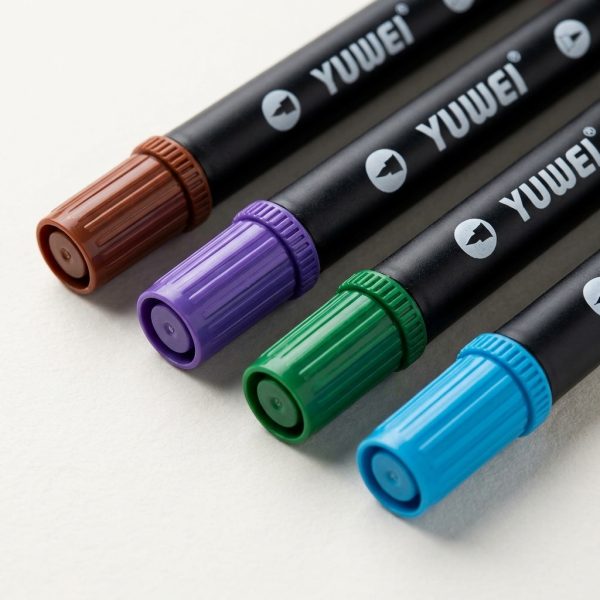 Primer plano de los cuerpos negros y capuchones marrón, violeta, verde y azul celeste de los rotuladores YUWEI.