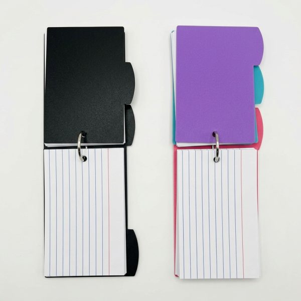 Fichas de estudio abiertas con anilla y separadores en negro y rosa multicolor