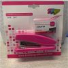 Fotografía original del set de grapadora rosa y caja de 400 grapas en blíster