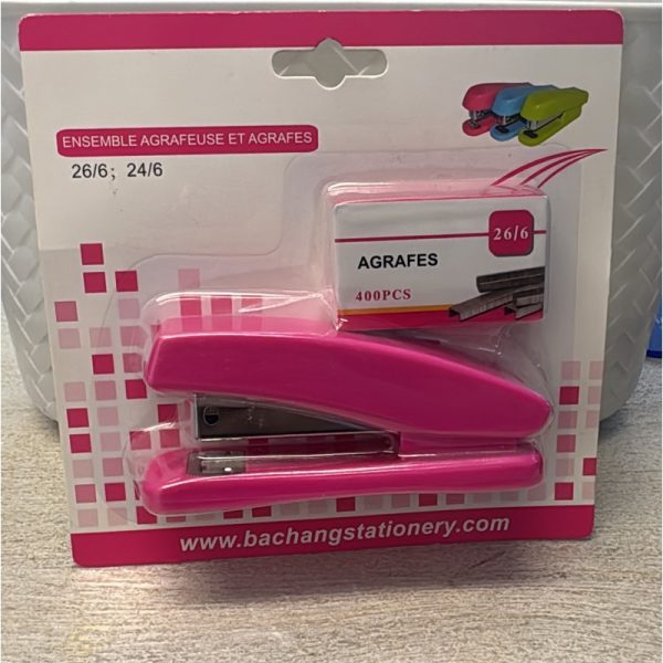 Fotografía original del set de grapadora rosa y caja de 400 grapas en blíster