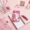 Goma Barbie x Maped en escritorio rosa con libreta y material escolar