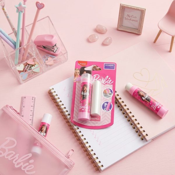 Goma Barbie x Maped en escritorio rosa con libreta y material escolar