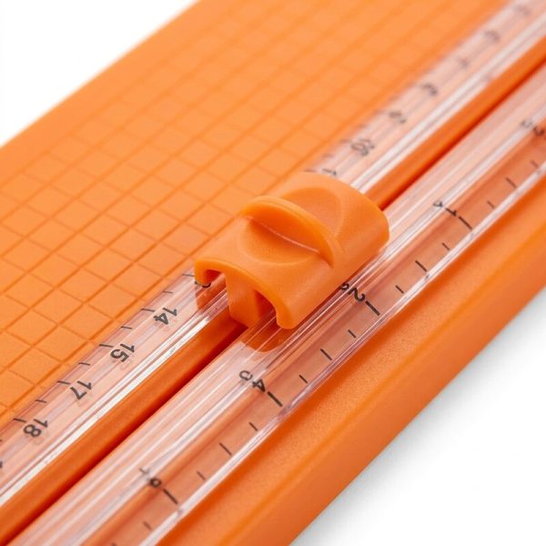 Detalle del deslizador naranja sobre la guía transparente de la mini cizalla A5
