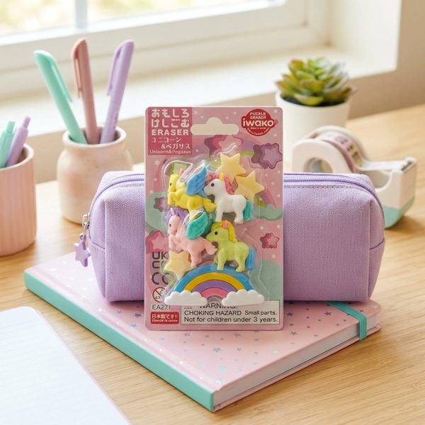Set Iwako Puzzle Eraser Unicorn & Pegasus en escritorio con estuche y libreta
