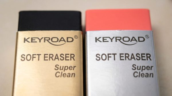 Detalle de las fundas dorada y plateada de las gomas KEYROAD. Imagen ilustrativa generada con IA.