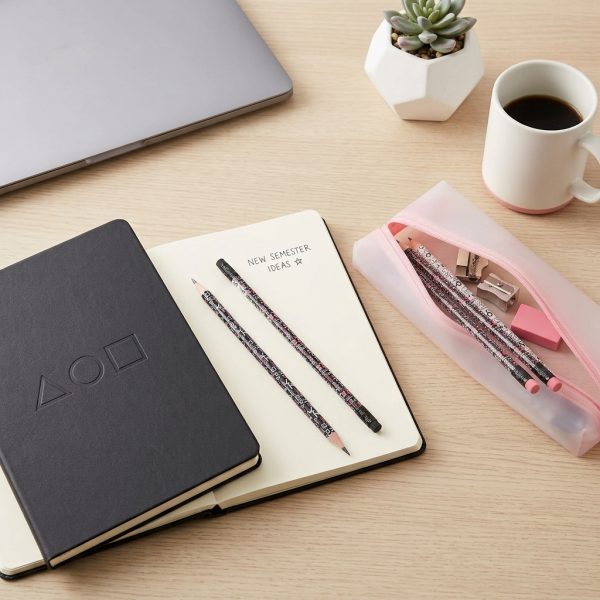 Lápices HB con goma sobre escritorio junto a cuaderno y estuche