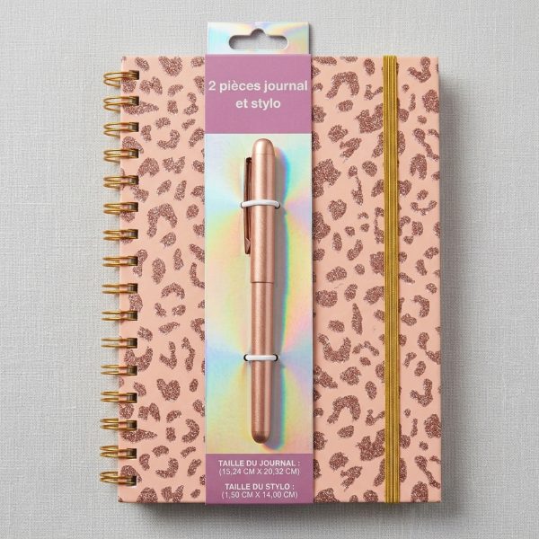 Libreta rosa leopardo y bolígrafo – envase. Imagen ilustrativa generada con IA.