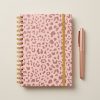 Libreta rosa leopardo y bolígrafo – principal. Imagen ilustrativa generada con IA.