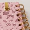 Libreta rosa leopardo – detalle ilustrativo. Imagen ilustrativa generada con IA.
