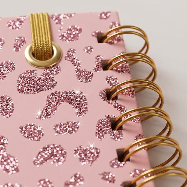 Libreta rosa leopardo – detalle ilustrativo. Imagen ilustrativa generada con IA.