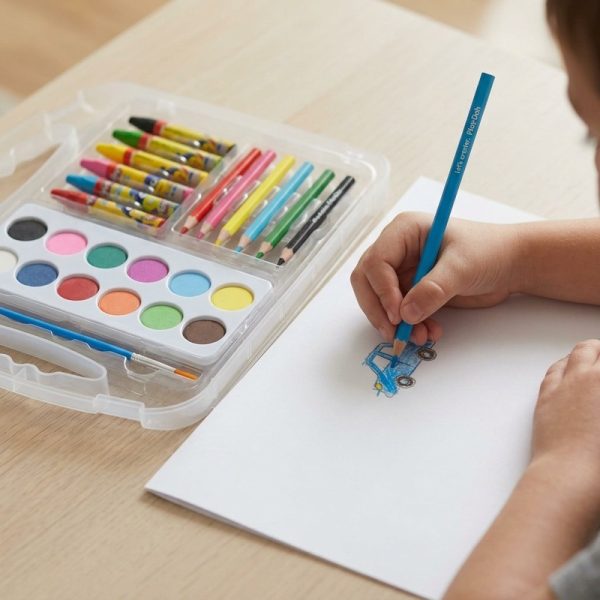 Mano coloreando un dibujo con un lápiz azul junto al maletín Play-Doh abierto