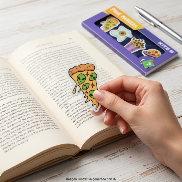 Imagen ilustrativa generada con IA de una mano sosteniendo un marcador KITE Pizza Alien junto a un libro